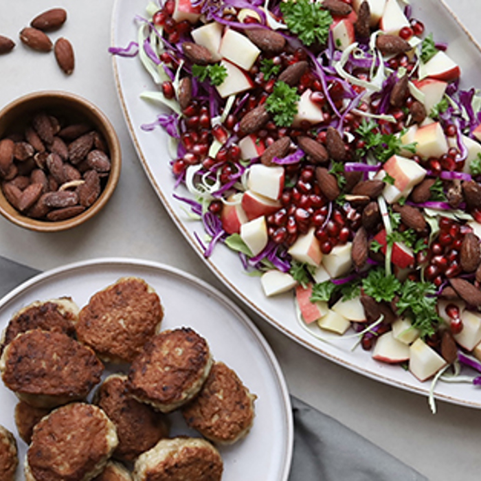 Kyllingefrikadeller med kålsalat