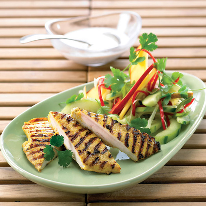 Grillet karrysteak med kokos- og mangosalat