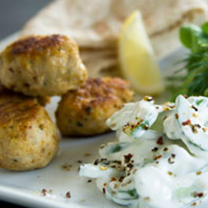 Kyllingefrikadeller med tzatziki