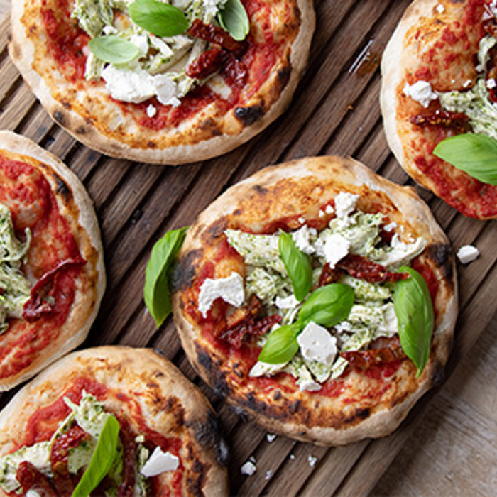 Minipizza med pulled chicken, pesto, frisk mozzarella og soltørrede tomater