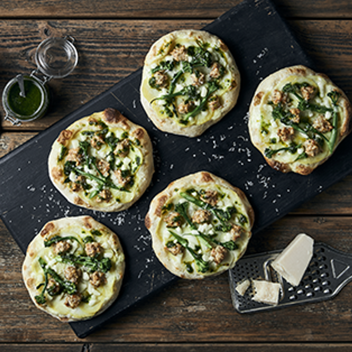 Kartoffelpizza med kyllingekødboller, burrata og broccoli