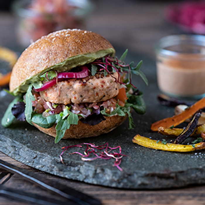 Kyllingeburger med tomatsalsa, rodfrugt-fritter og BBQ-mayo