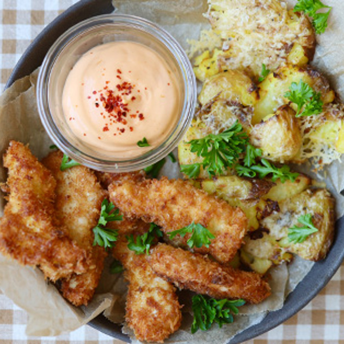 Snackkurv med crispy chicken og knuste kartofler med parmesan