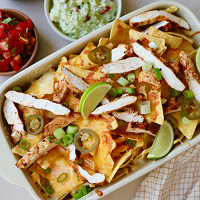 Nachos med stegt kylling, guacamole, creme fraiche og tomatsalsa