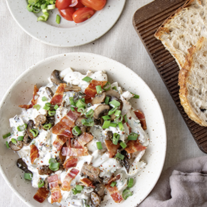 Hønsesalat med bacon, asparges og champignon