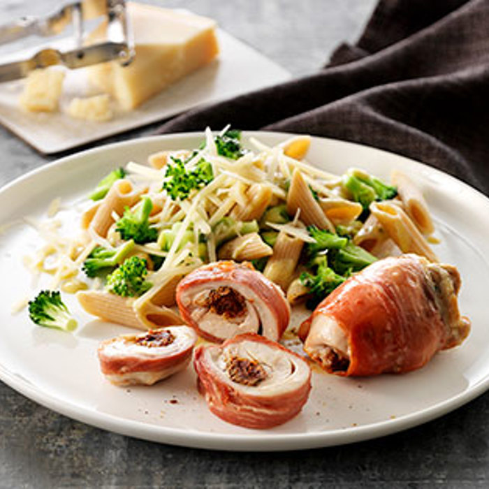 Rullet udbenet kyllingeoverlår med rød pesto, soltørret tomat og lufttørret skinke og pastasalat (1)