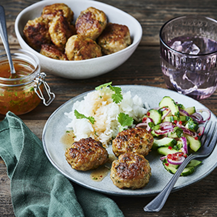 Thai kyllingefrikadeller med chili-lime salat