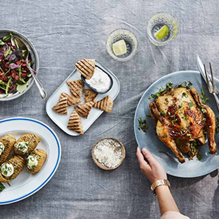 Kylling med friske urter og citron, grillede grønne bønner på pind og hasselback kartofler med persillesmør og parmesan