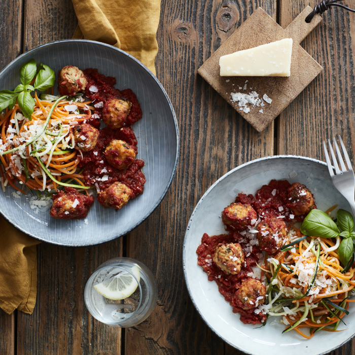 Ovnbagte kødboller med rodfrugtspaghetti