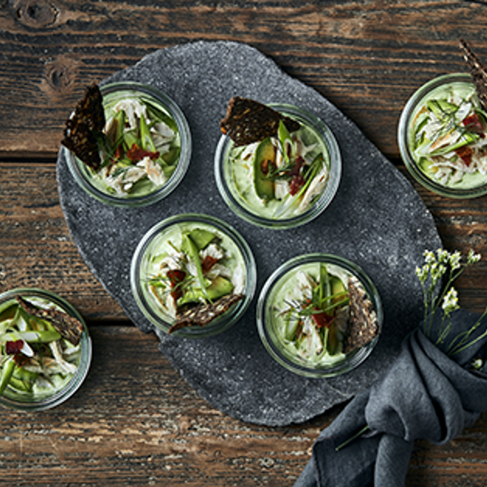 Hønsesalat med avocado, forårsløg og ramsløgsmayo med ristet rugbrød