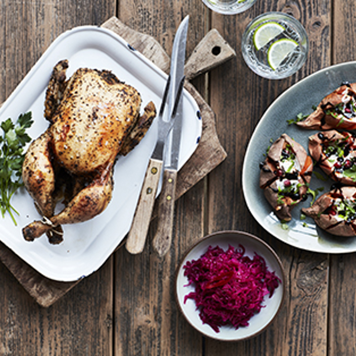 Hel kylling og bagte sweet potatoes med cremet fyld  og fermenteret rød spidskål